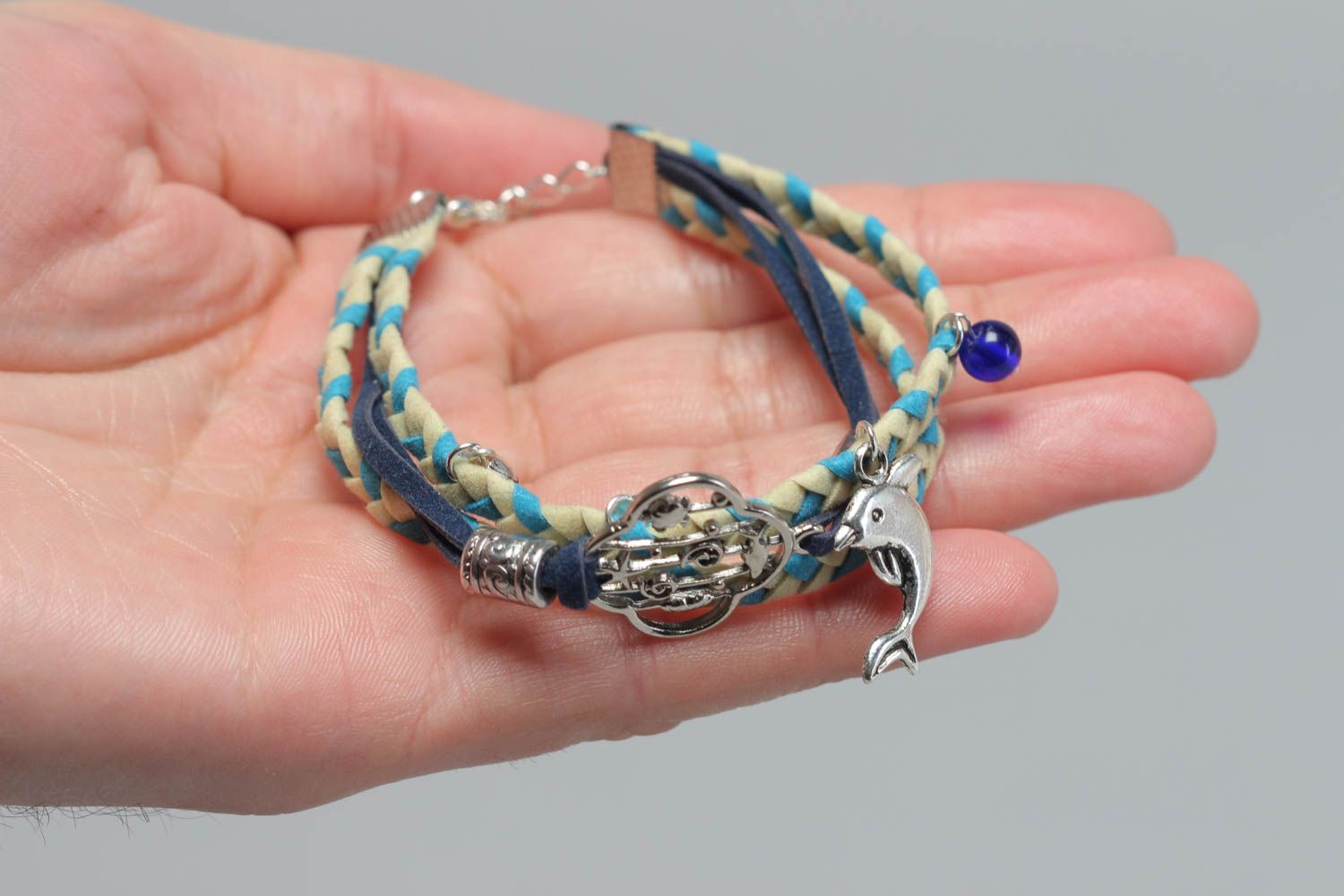 Bracelet en cuir tressé fin bleu avec breloques métalliques fait main original photo 5