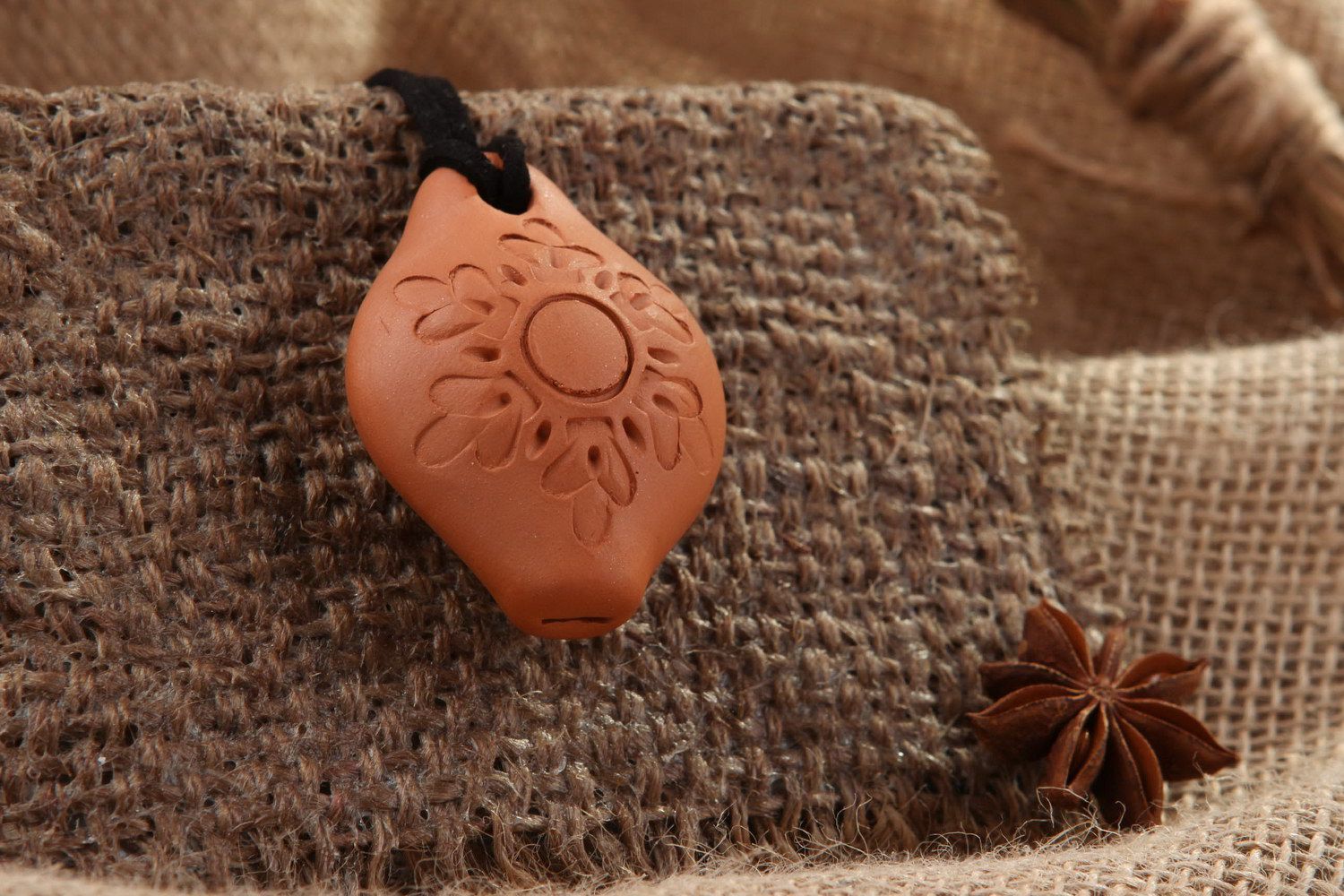 Pfeife-Amulett aus Ton mit Sonnesymbol foto 1