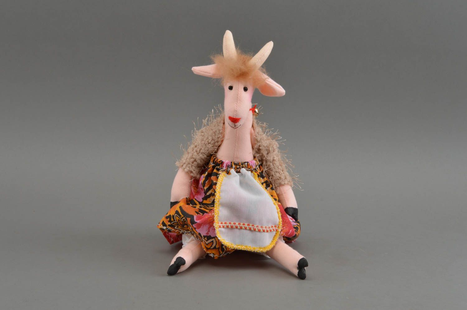 Peluche chèvre rose vêtue en robe belle originale faite main pour enfant photo 3