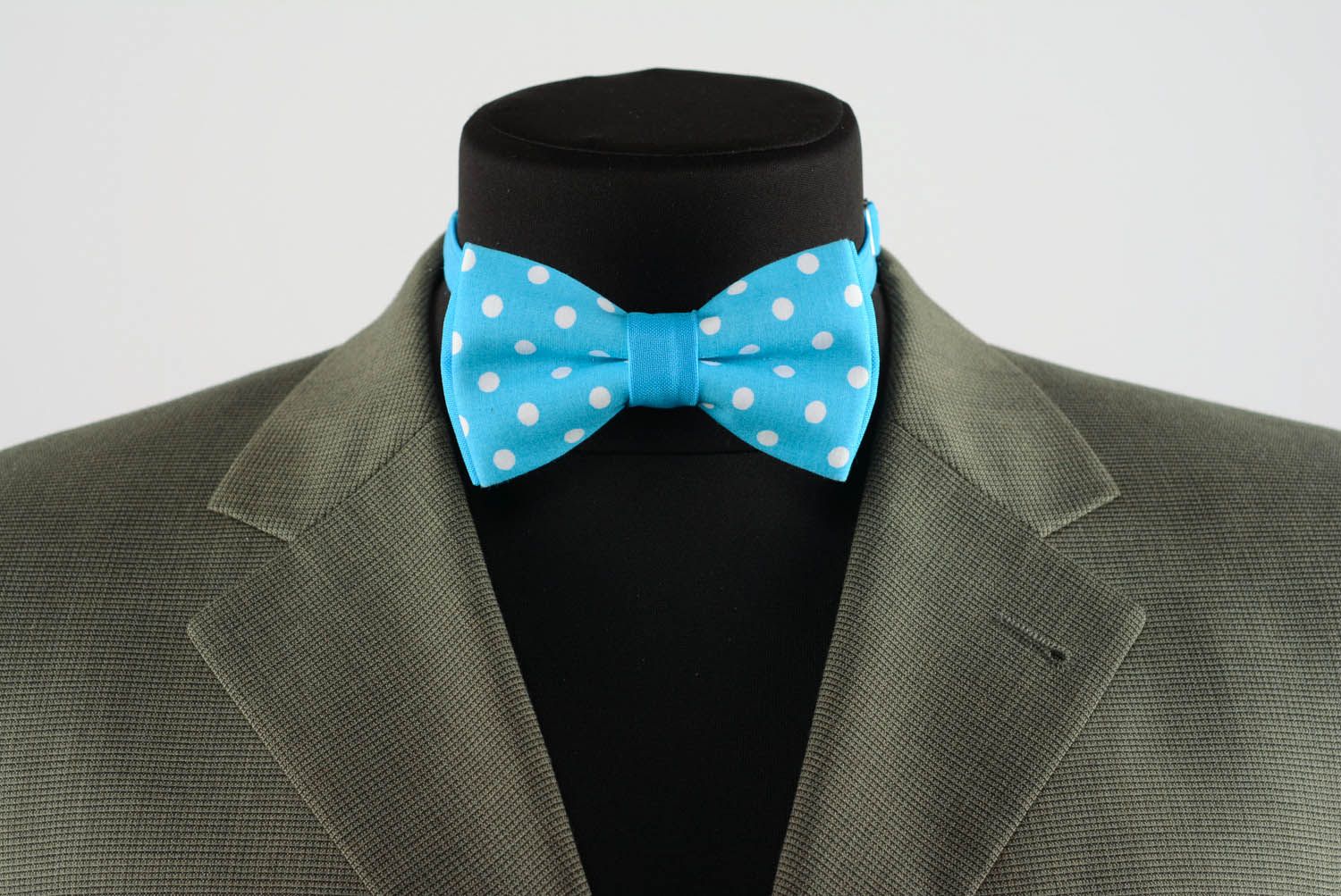 Polka-dotted bow tie photo 2