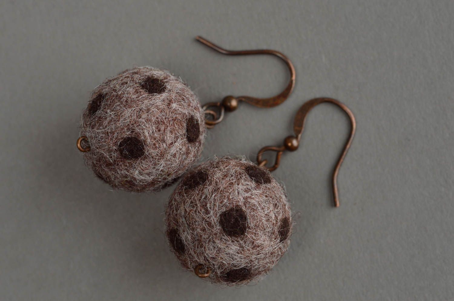 Boucles d'oreilles en laine feutrée marron boules faites main originales photo 4
