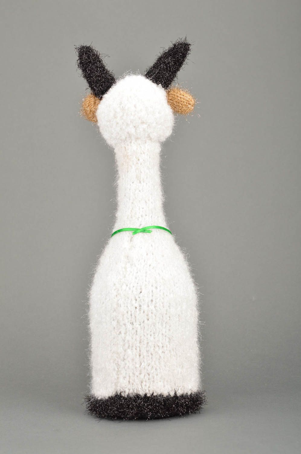 Déco pour bouteille en forme de chèvre tricotée au crochet blanche faite main  photo 5
