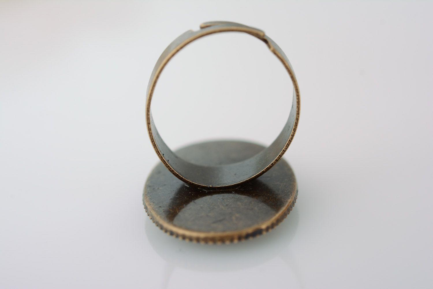 Schwarzer handgemachter Ring aus Epoxidharz mit Blume und Metallfurnitur für Damen foto 5