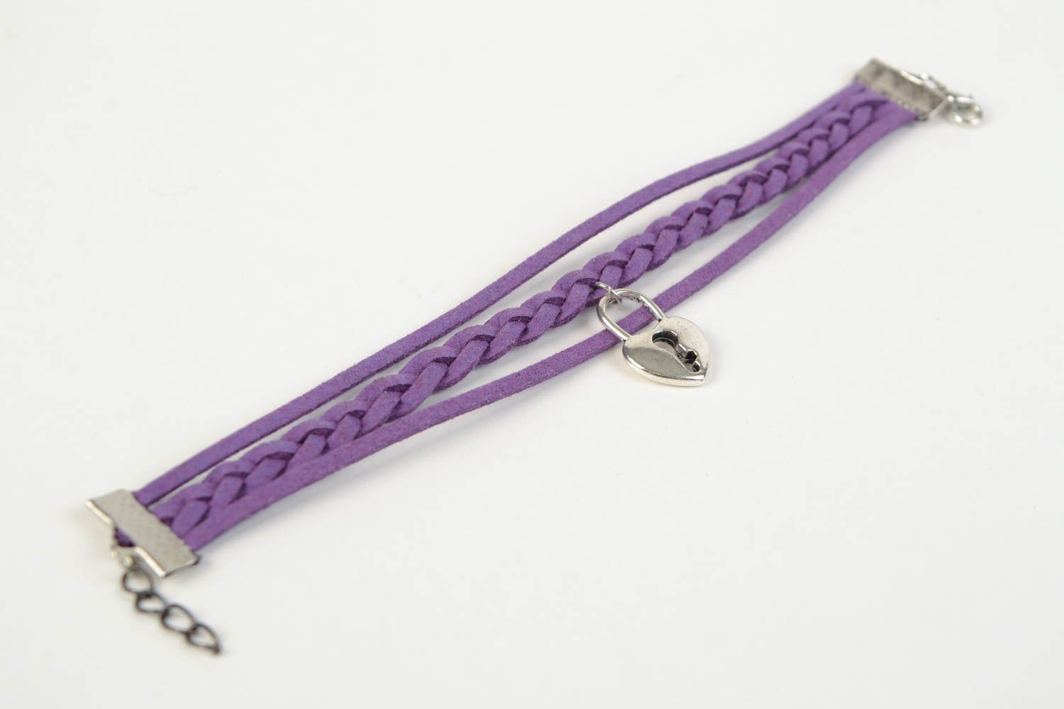 Pulsera artesanal trenzada de gamuza accesorio con dije de color violeta  foto 5