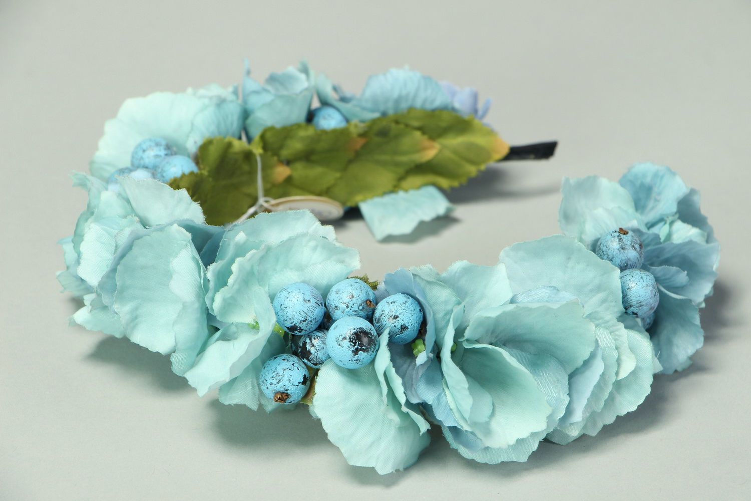 Blue headband with artificial flowers photo 3