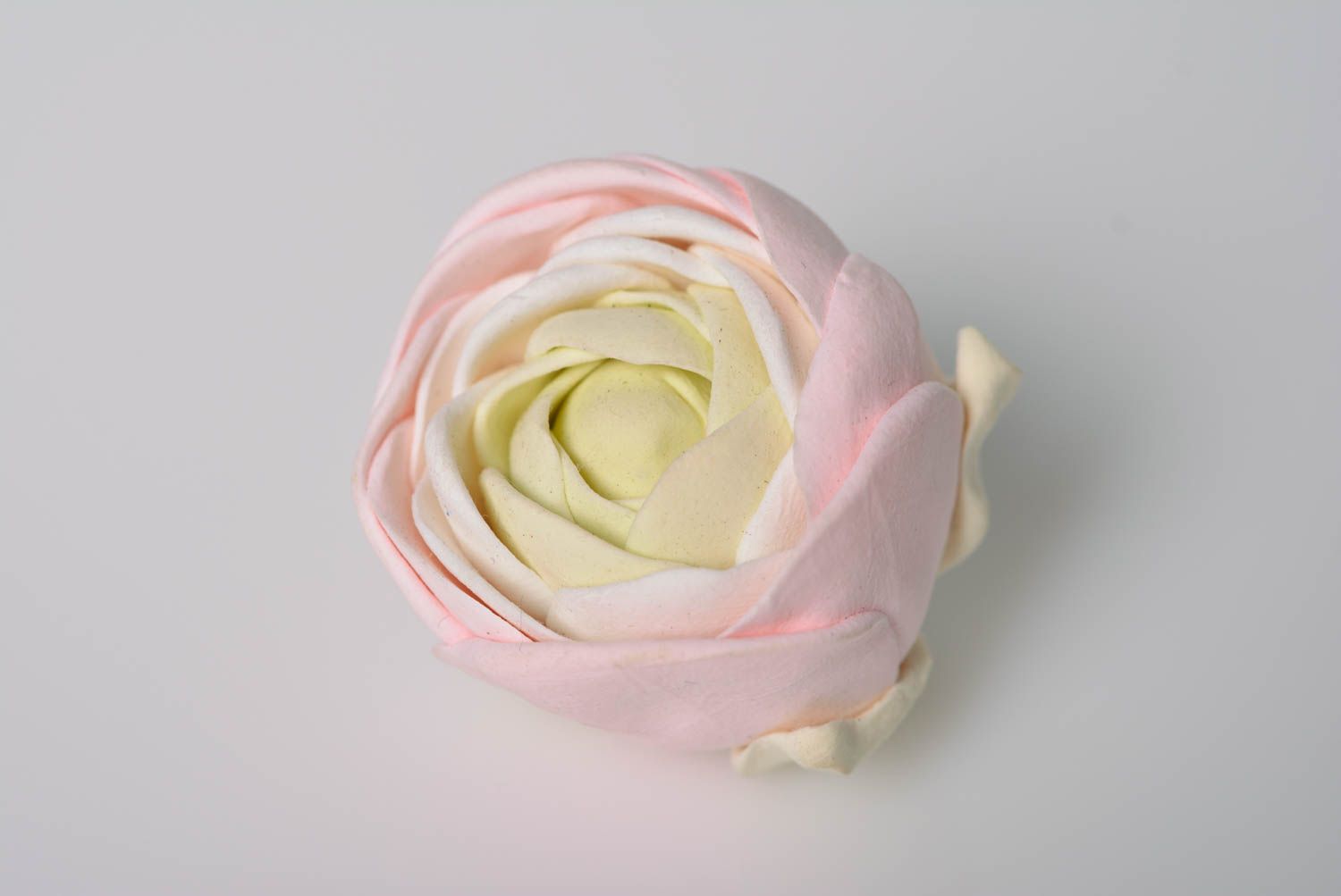 Broche en pâte polymère rose fleur de renoncule faite main accessoire tendre photo 5