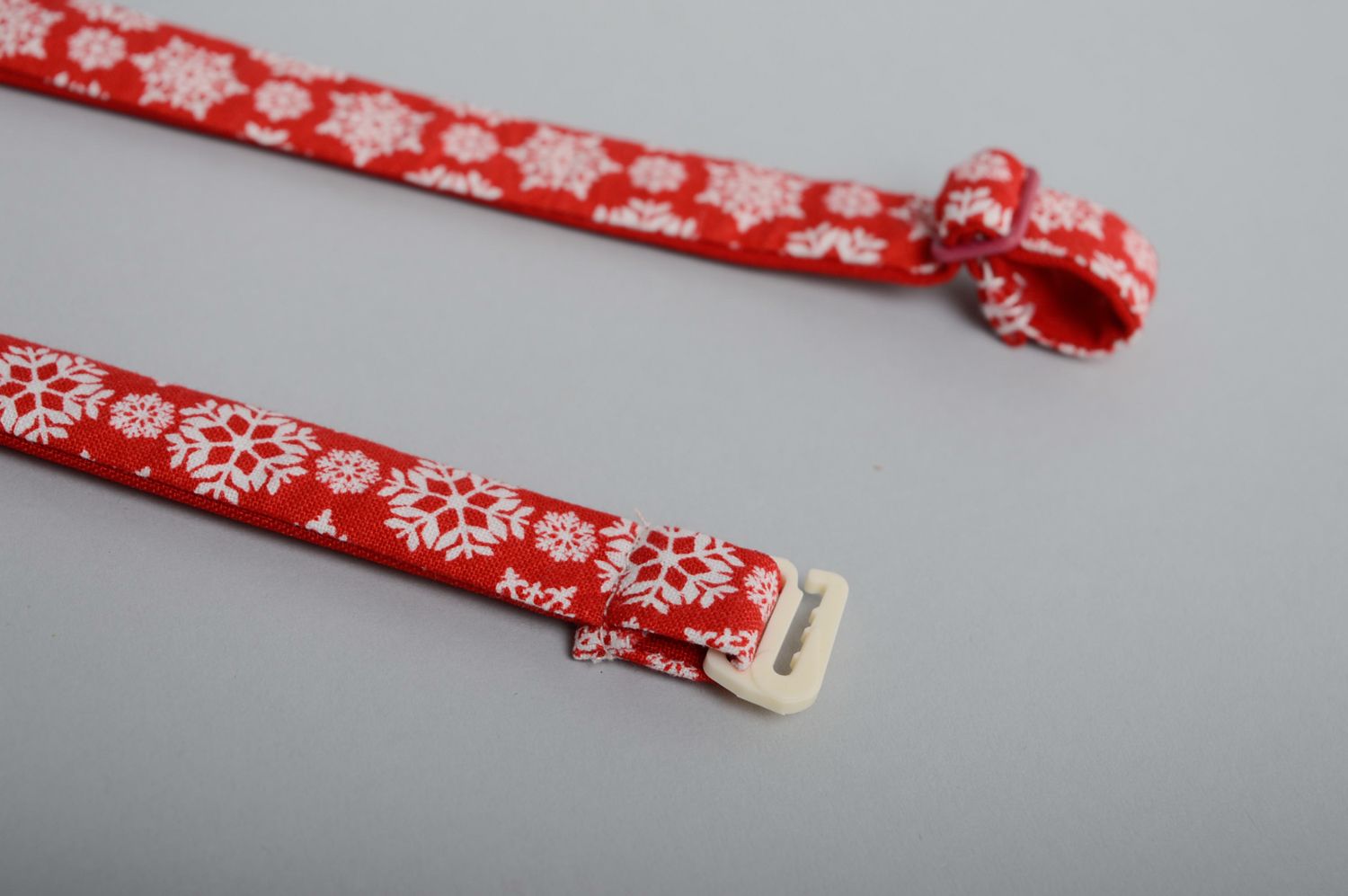 Corbata de lazo roja navideña foto 5