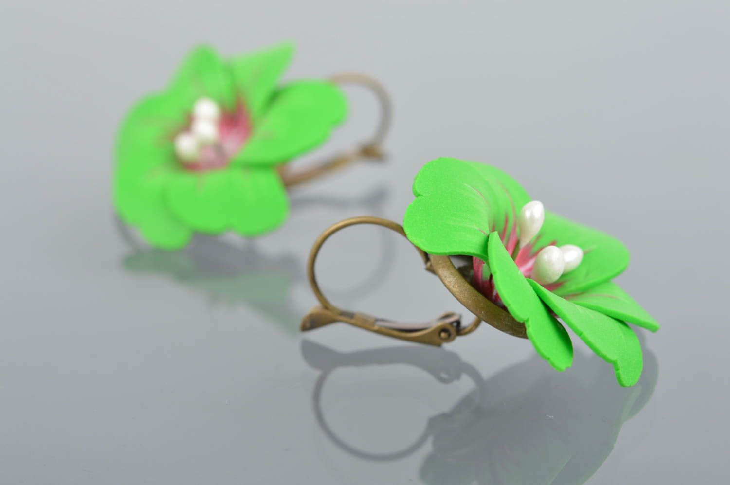 Эксклюзивные зеленые серьги с цветком из полимерной глины для летних образов фото 5
