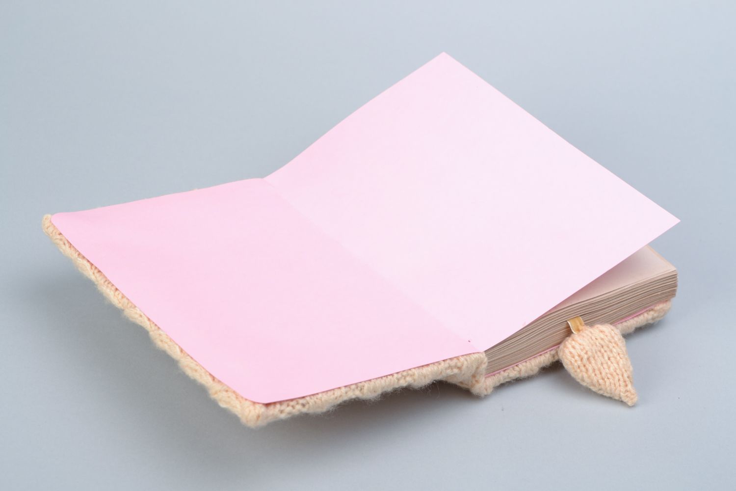 Розовый блокнот в вязаной обложке фото 4