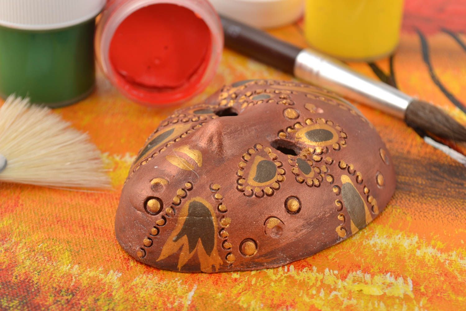 Магнит на холодильник в виде карнавальной маски из глины золотистый хэнд мэйд фото 1
