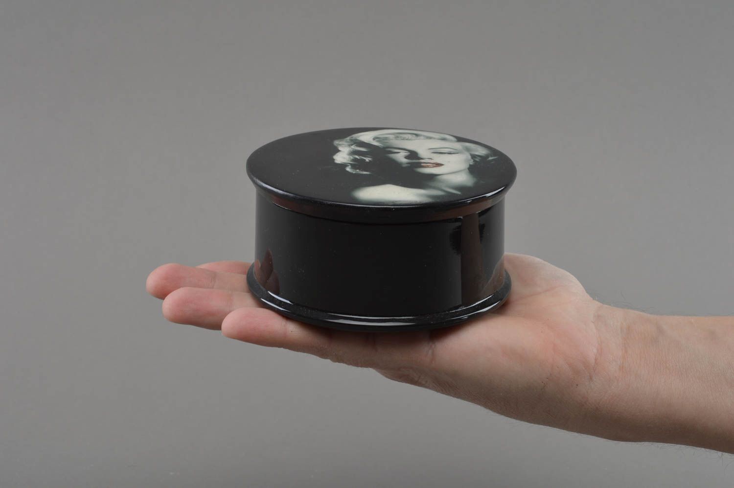 Boîte à bijoux fait main Coffret rond noir avec portrait Décoration maison photo 4