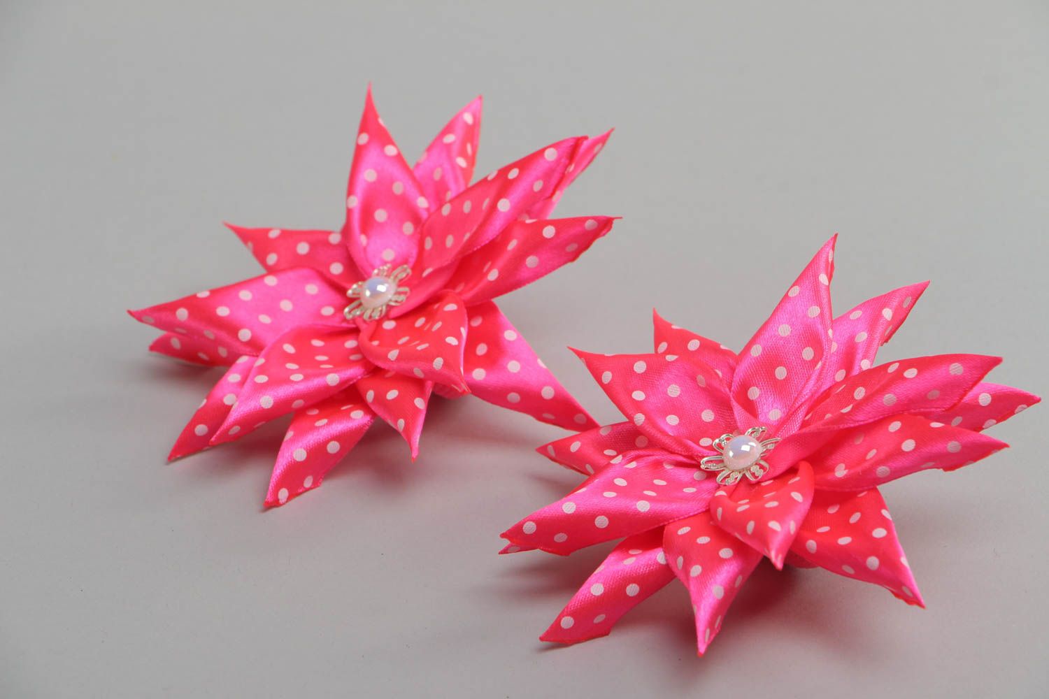 Blumen Haargummi Set aus Atlasbändern handmade in Form von rosa Blumen 2 Stück foto 2
