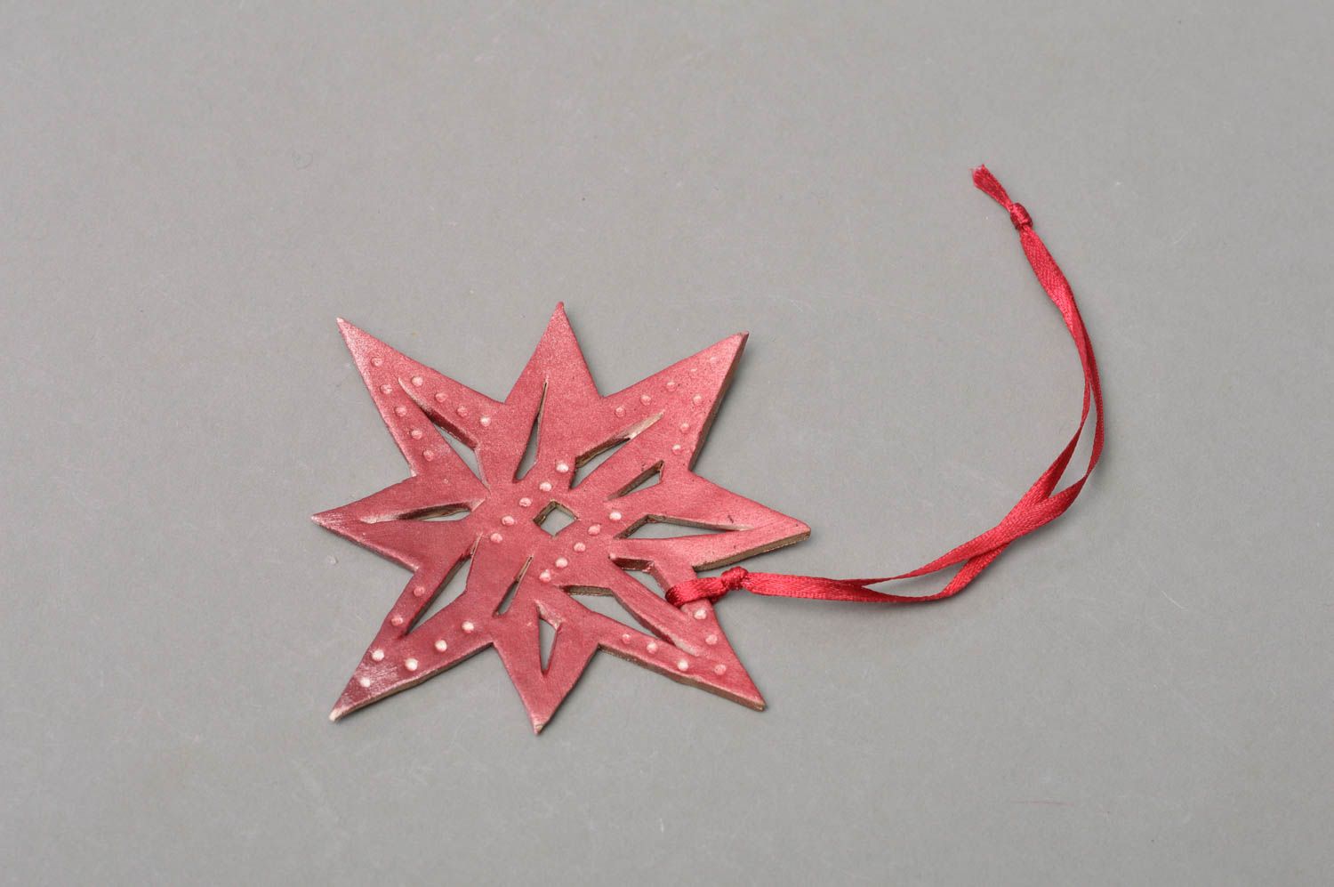 Décoration à suspendre en porcelaine faite main étoile rouge peinte de glaçure photo 1