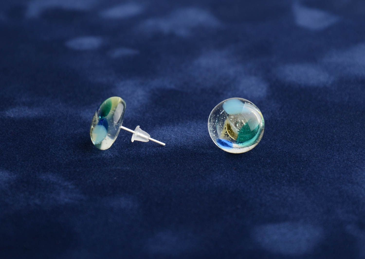 Kleine runde Ohrstecker aus Glas handmade in Fusing Technik künstlerisch foto 1