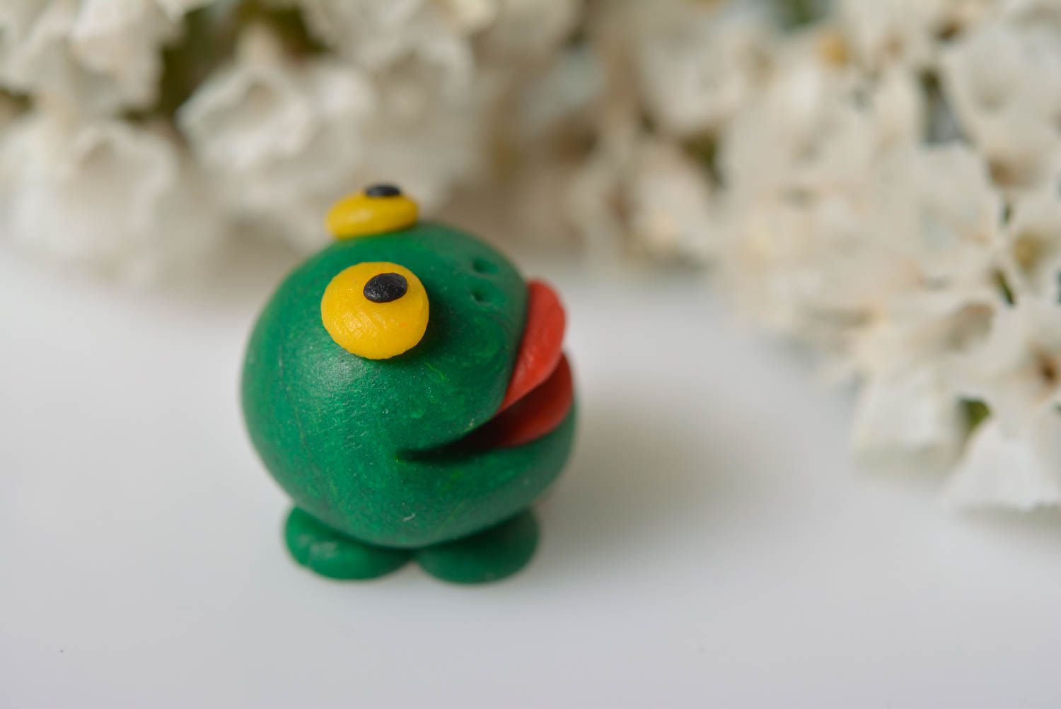 Handmade Spiel Figur Miniatur Figur mini Spielzeug Frosch mit roten Lippen foto 2
