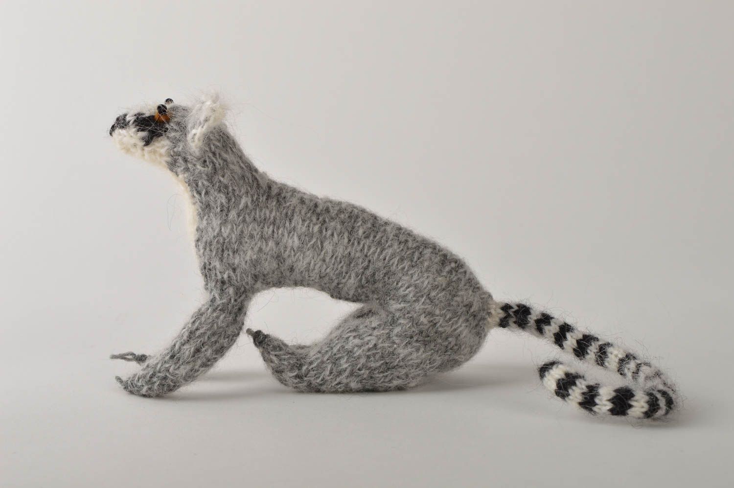 Peluche lémurien Jouet fait main gris tricoté en mohair Cadeau pour enfant photo 2