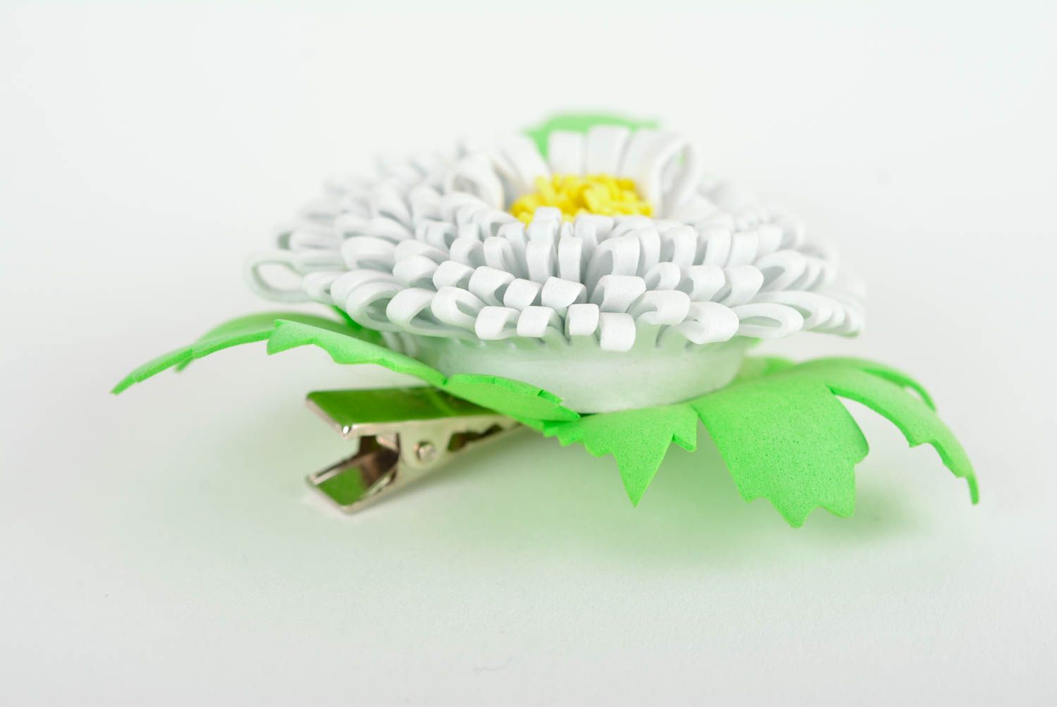 Брошь ручной работы ромашка изящный цветок из фоамирана модная брошь цветок фото 2