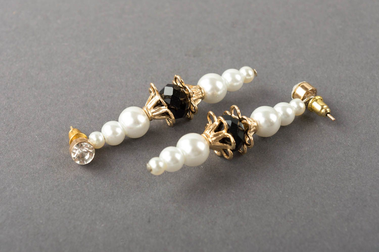 Lange Ohrringe aus Kunstperlen und Kristallen handmade Schmuck für Frauen  foto 4