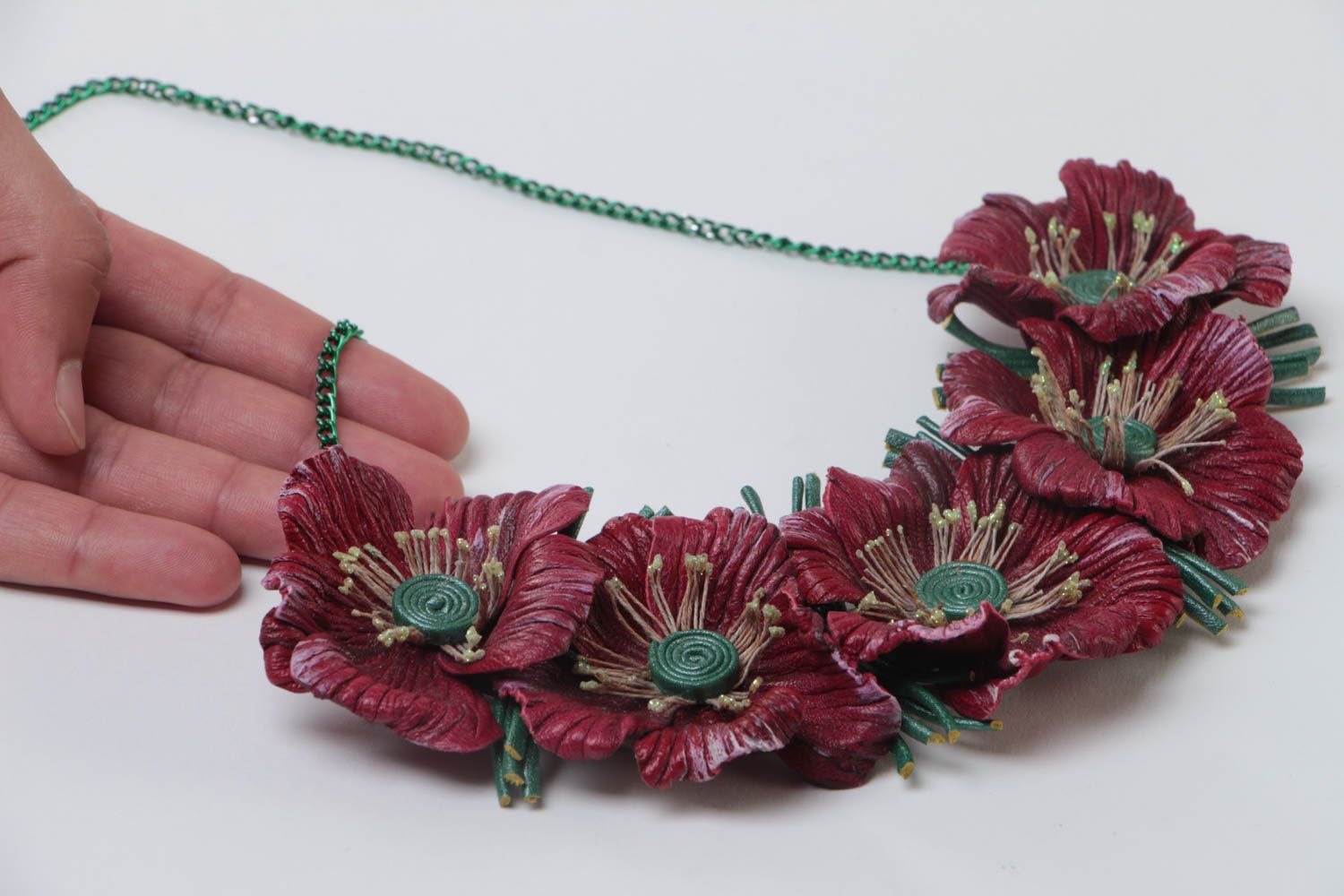Collier avec fleurs en cuir bordeaux fait main volumineux sur chaîne métallique photo 5