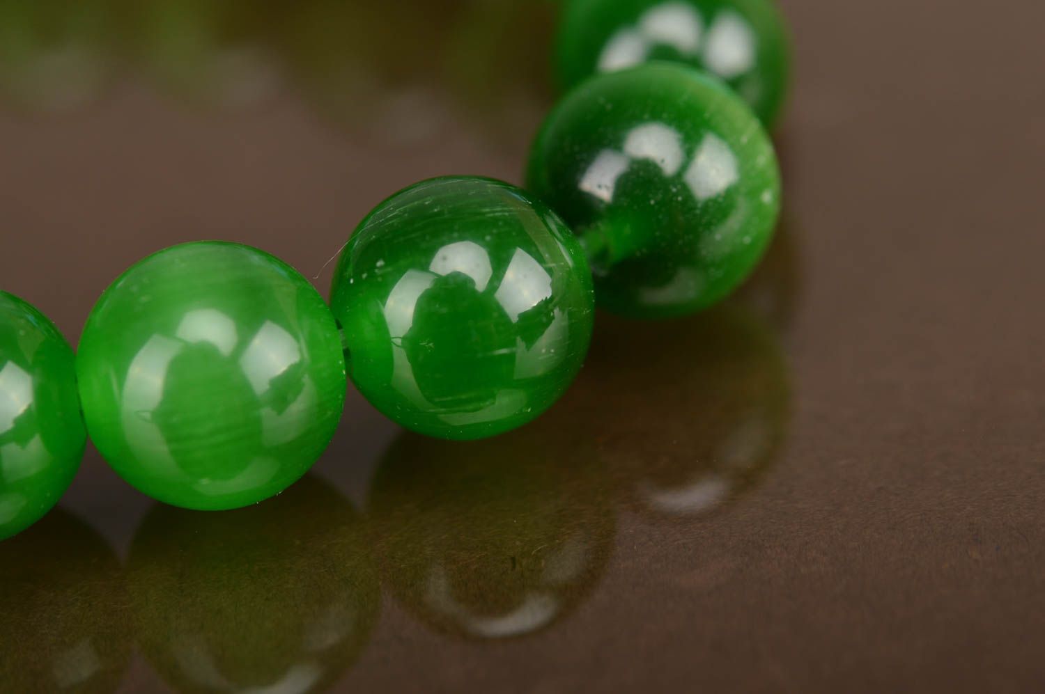 Зеленый браслет из бусин на резинке украшение ручной работы на каждый день  фото 5