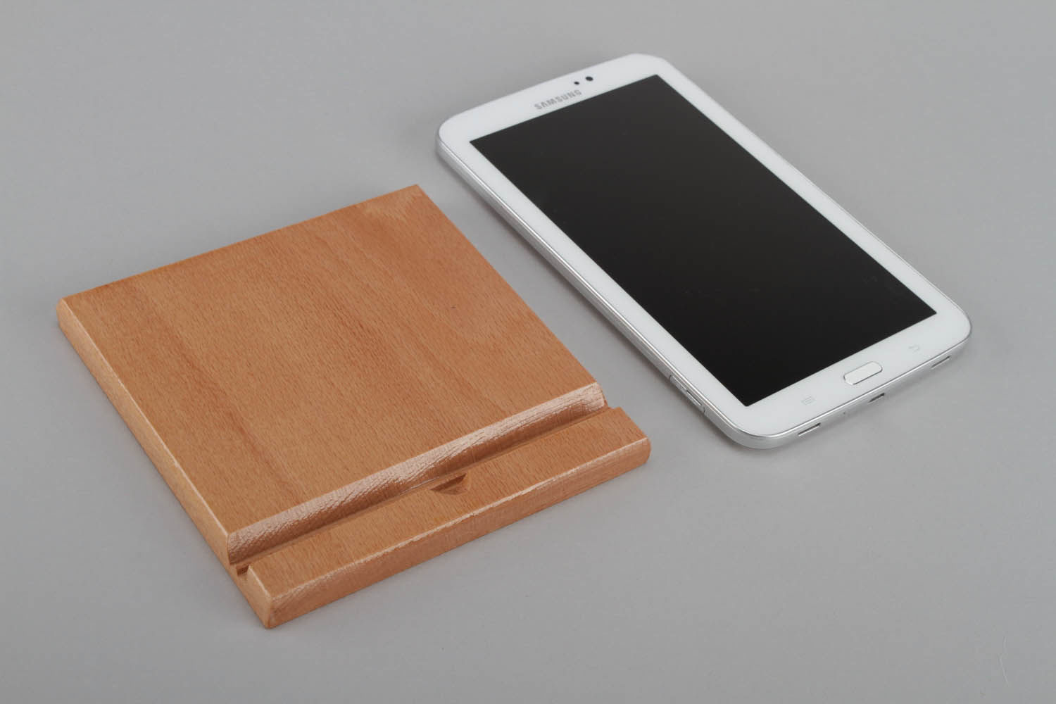 Suporte de madeira para celular ou tablet foto 3