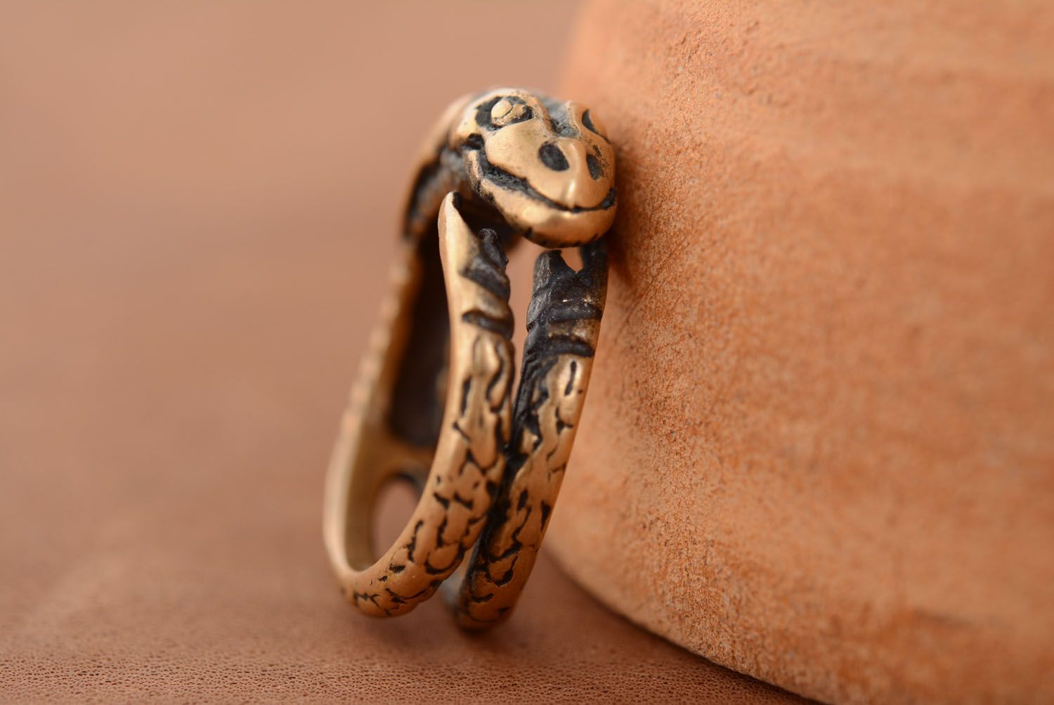 Открытое кольцо из бронзы Урабарос фото 2