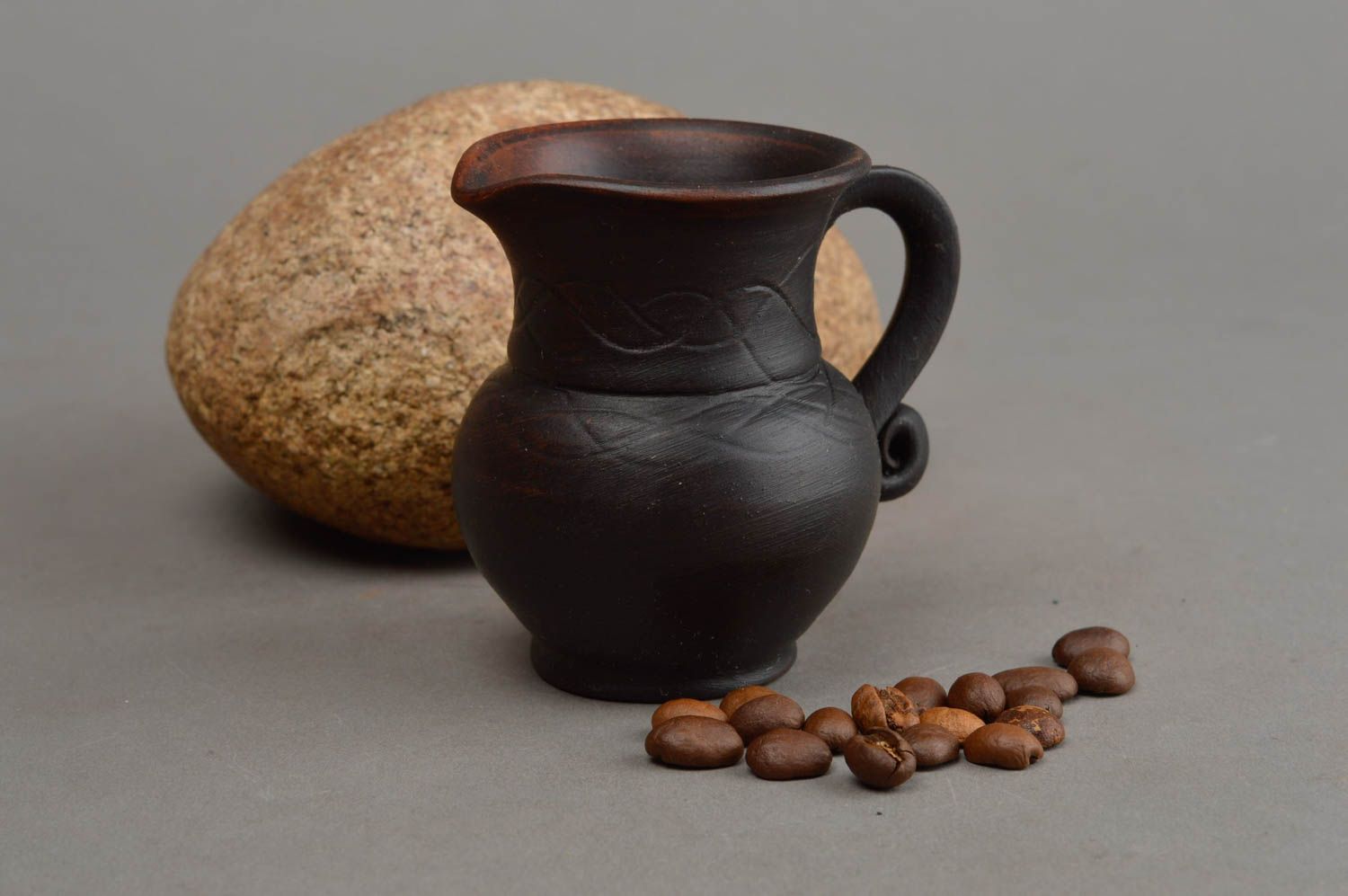 Petit vase d'argile en forme de cruche fait main col large noir décoratif photo 1