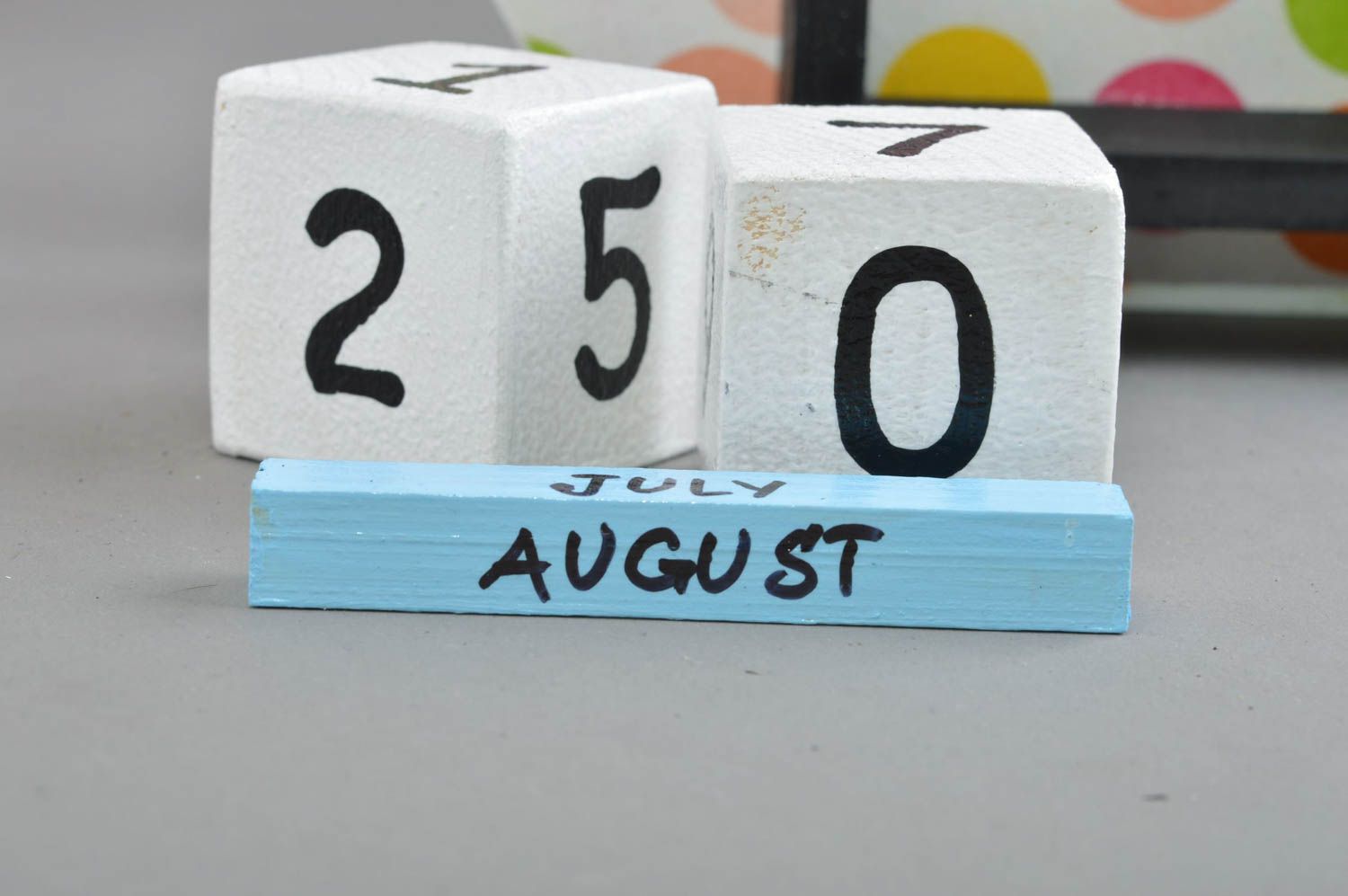 Детский календарь в виде барашка из фанеры декупаж в крупный горох ручной работы фото 4