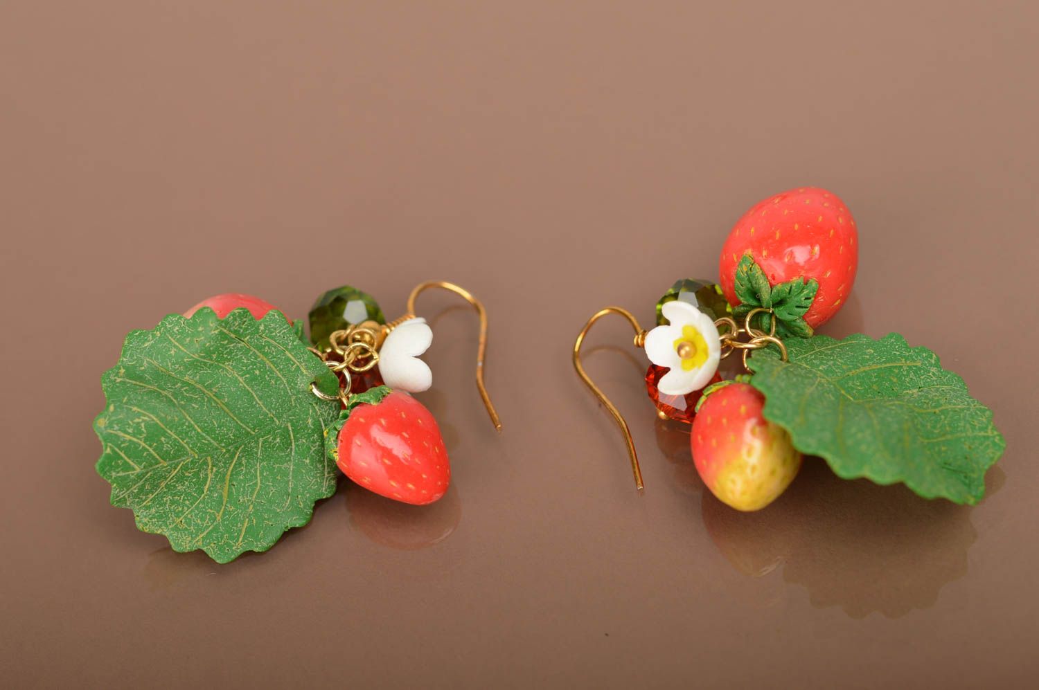 Серьги с подвесками в виде ягод из полимерной глины летние ручной работы фото 4
