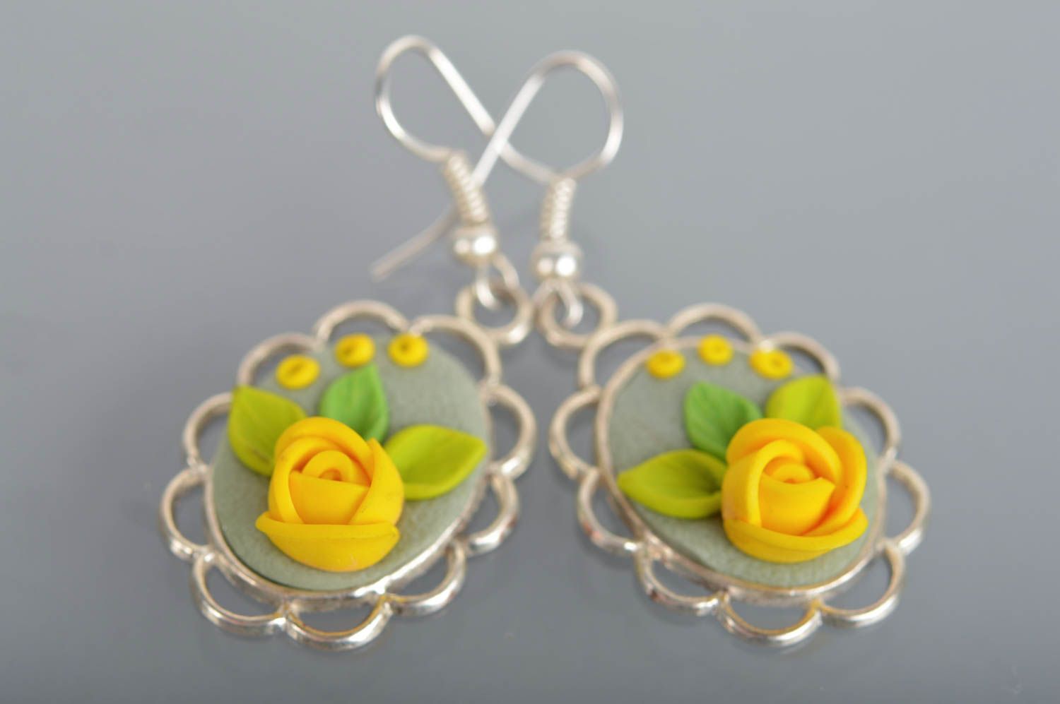 Kleine Blumen Ohrringe aus Polymerton in Gelb mit Haken grell schön toll  foto 2