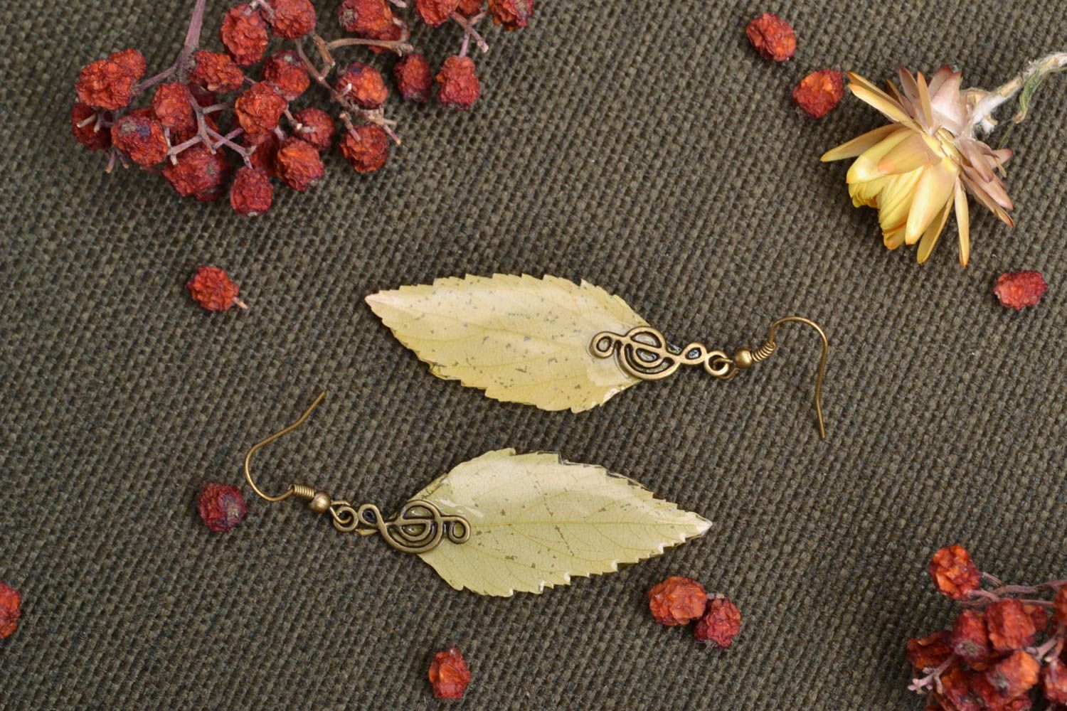 Dangle earrings with real leaves coated with epoxy resin Sheet Music photo 1