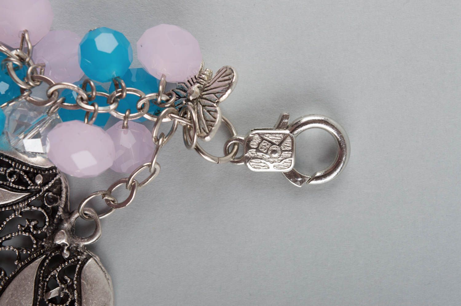 Porte-clés en métal et perles de verre fait main en forme de coeur original photo 3