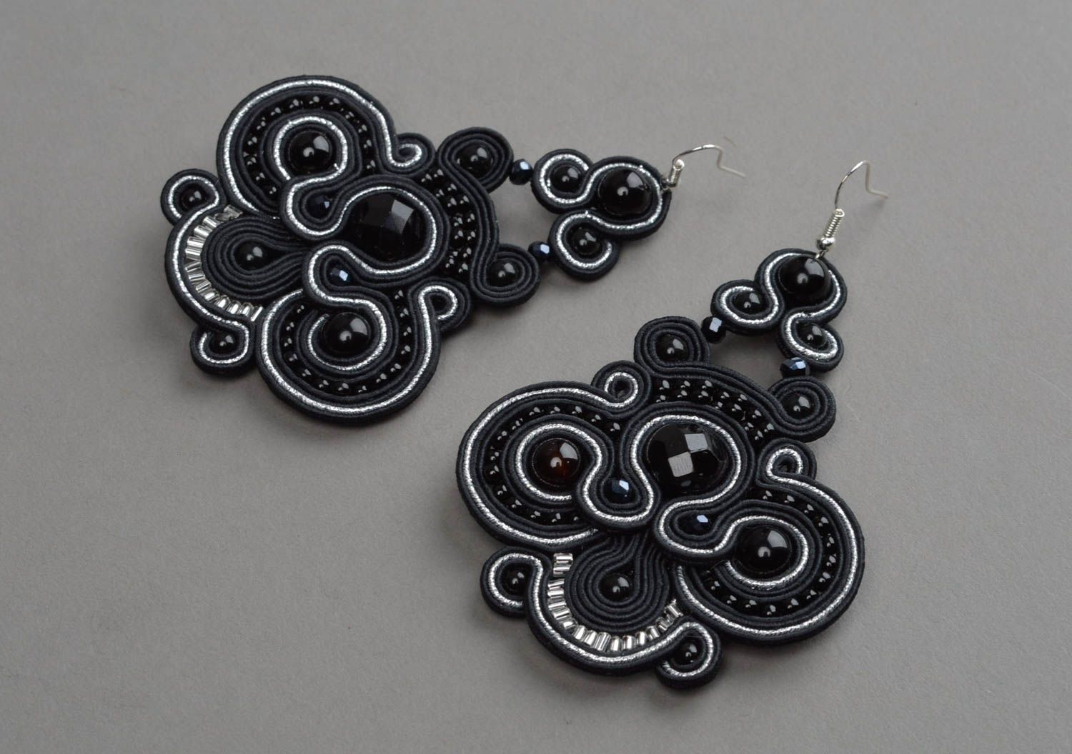 Boucles d'oreilles textiles noires soutache avec perles fantaisie faites main photo 2