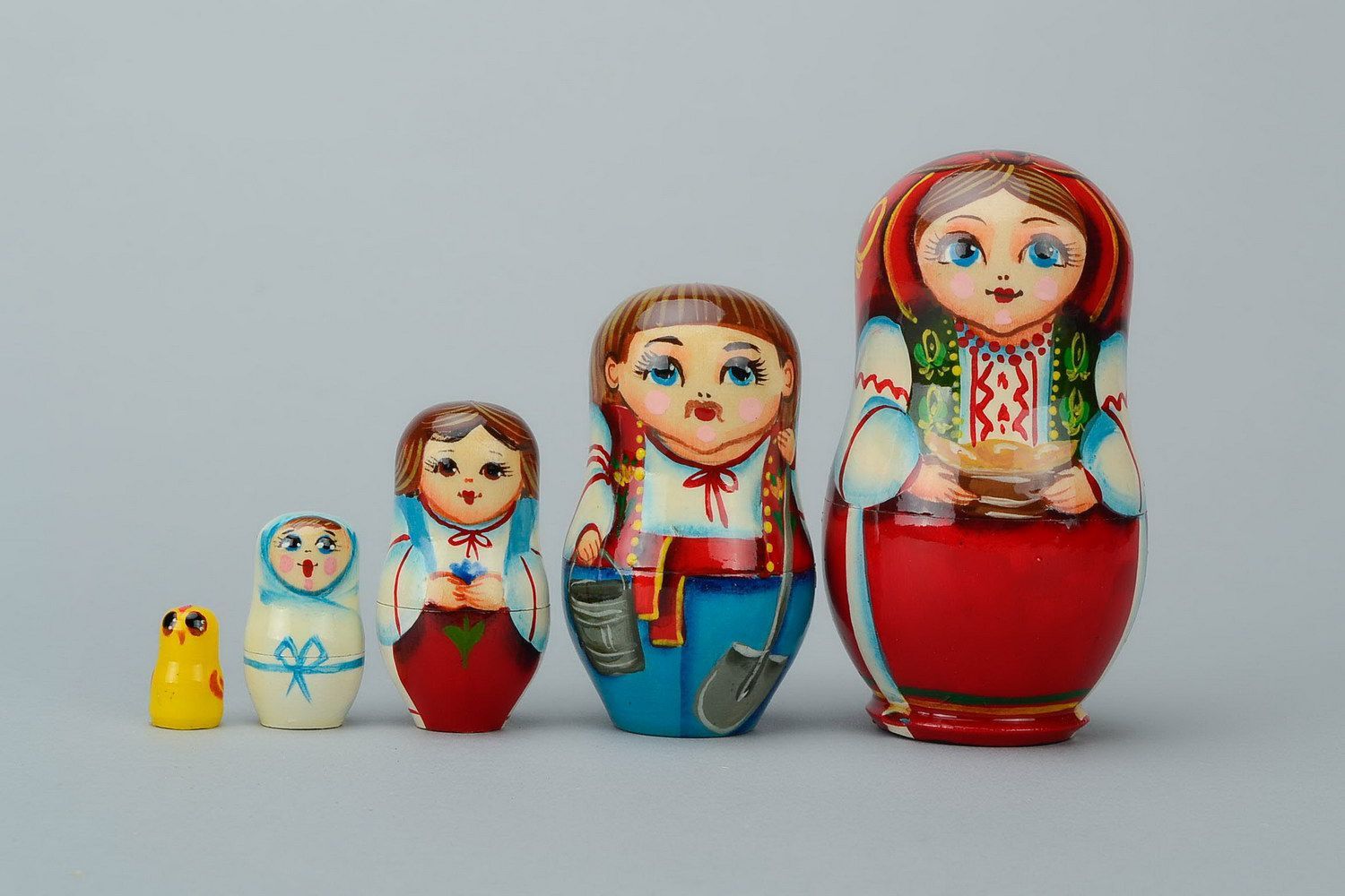 Matrioshka en una ropa nacional ucraniana con varéniki. Matrioshka es la muñeca de madera con vestido ruso campesino, que contiene otras de menor tamaño. Varéniki es una comida nacional de Ucrania
 foto 4