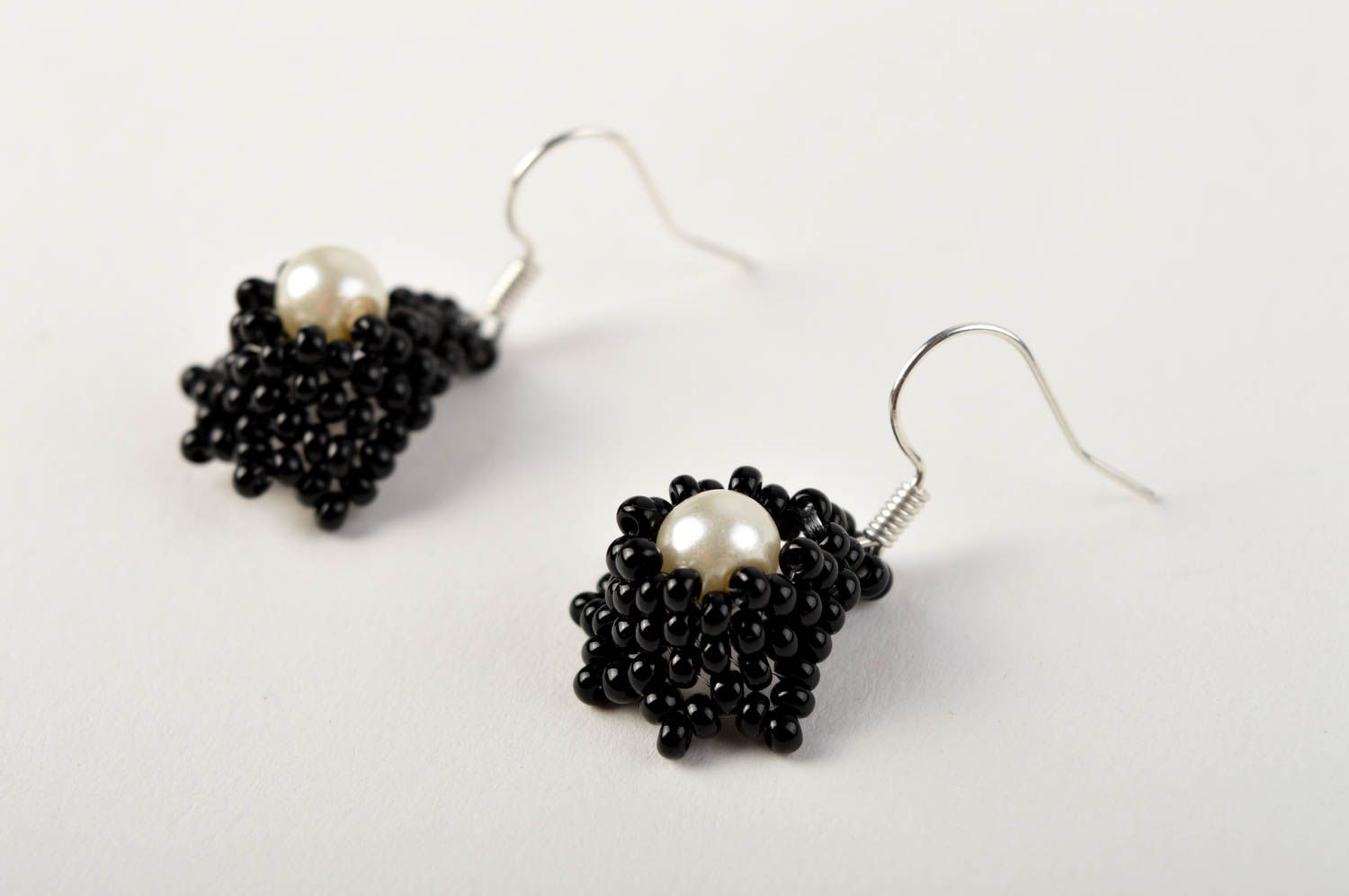 Boucles d'oreilles fait main Bijou original noir blanc perles Accessoire femme photo 3