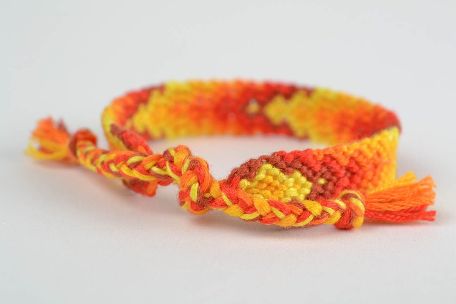 Bracelet tressé en fils jaunes et orange fin d'été fait main de style hippie photo 4