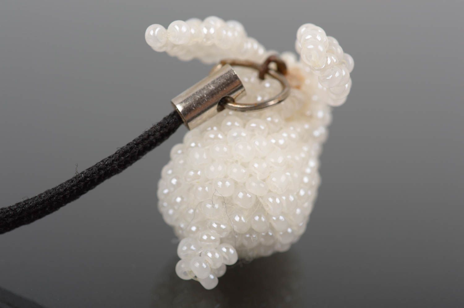 Porte-clé lapin fait main Accessoire design Cadeau original blanc perles photo 3