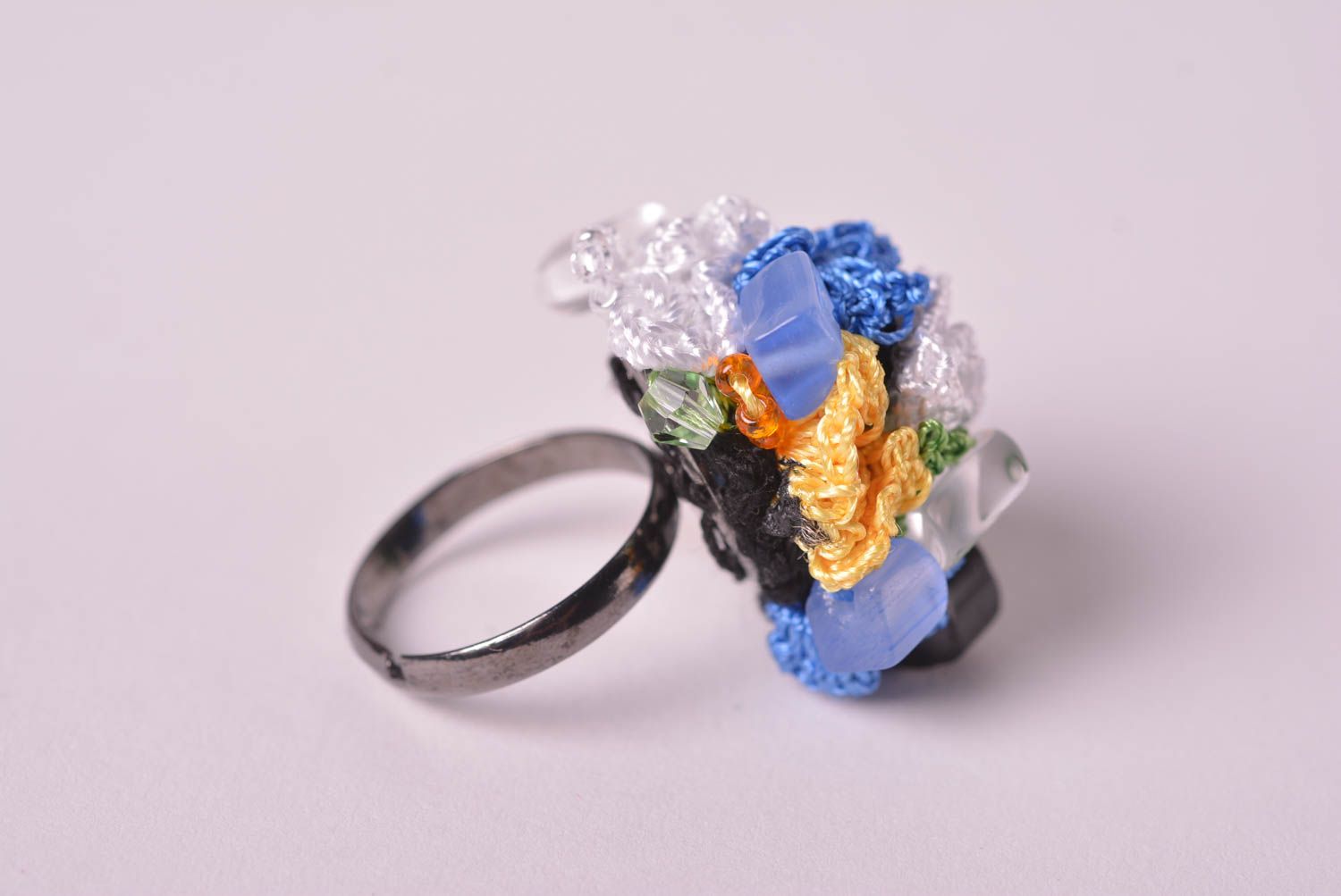 Вязаное украшение кольцо ручной работы бижутерия кольцо из вискозы и шелка фото 2