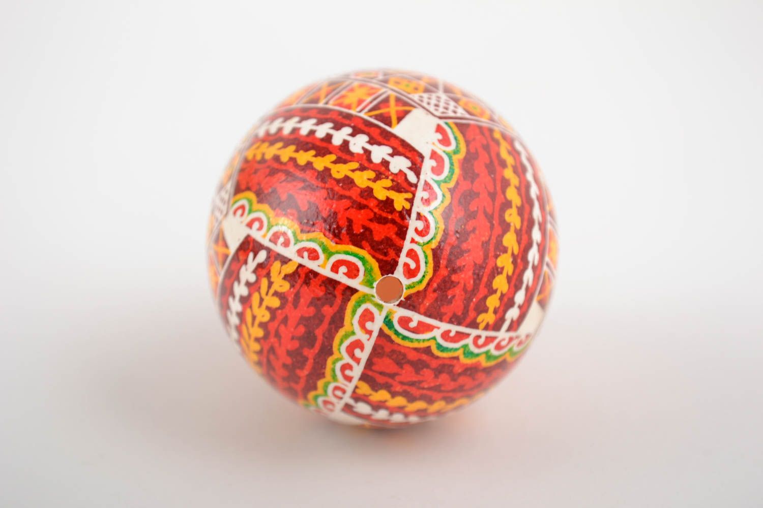 Huevo de Pascua hecho a mano pintado con símbolos foto 5