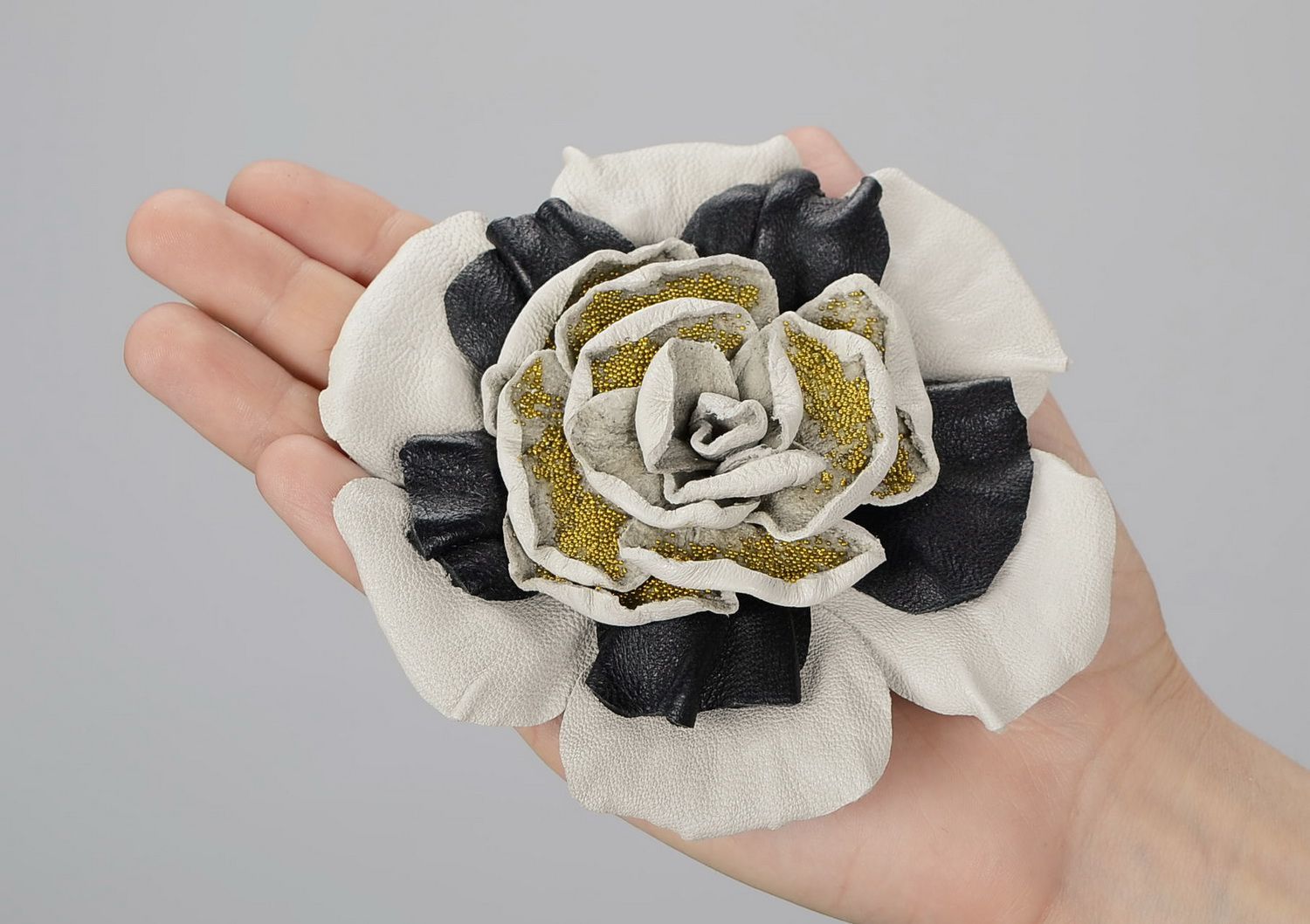 Broche de cuero en forma de flor hecho a mano
 foto 5