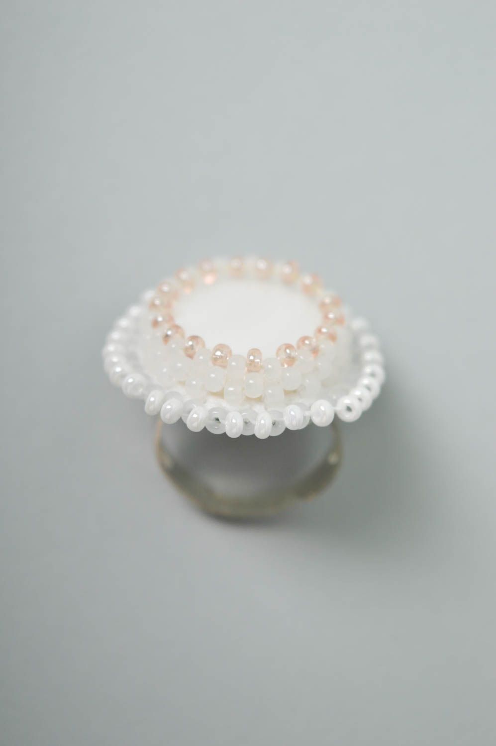Красивое кольцо ручной работы необычное кольцо с бисером белое кольцо из кожи фото 4