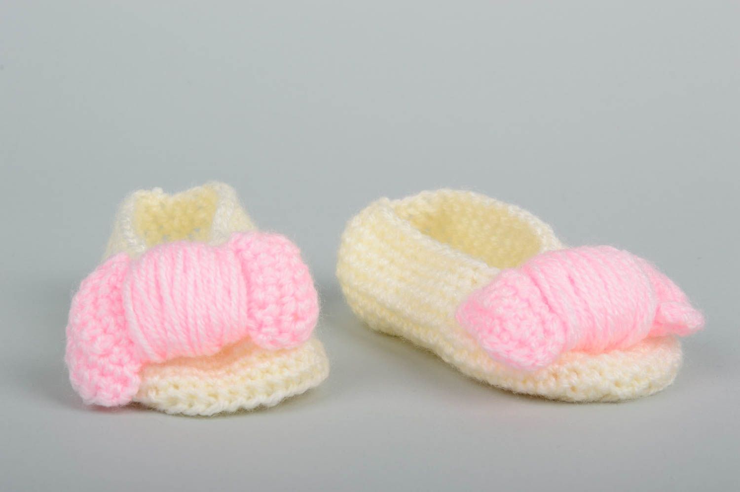 Chaussons bébé faits main Chaussures bébé blancs avec noeuds Vêtement bébé photo 2