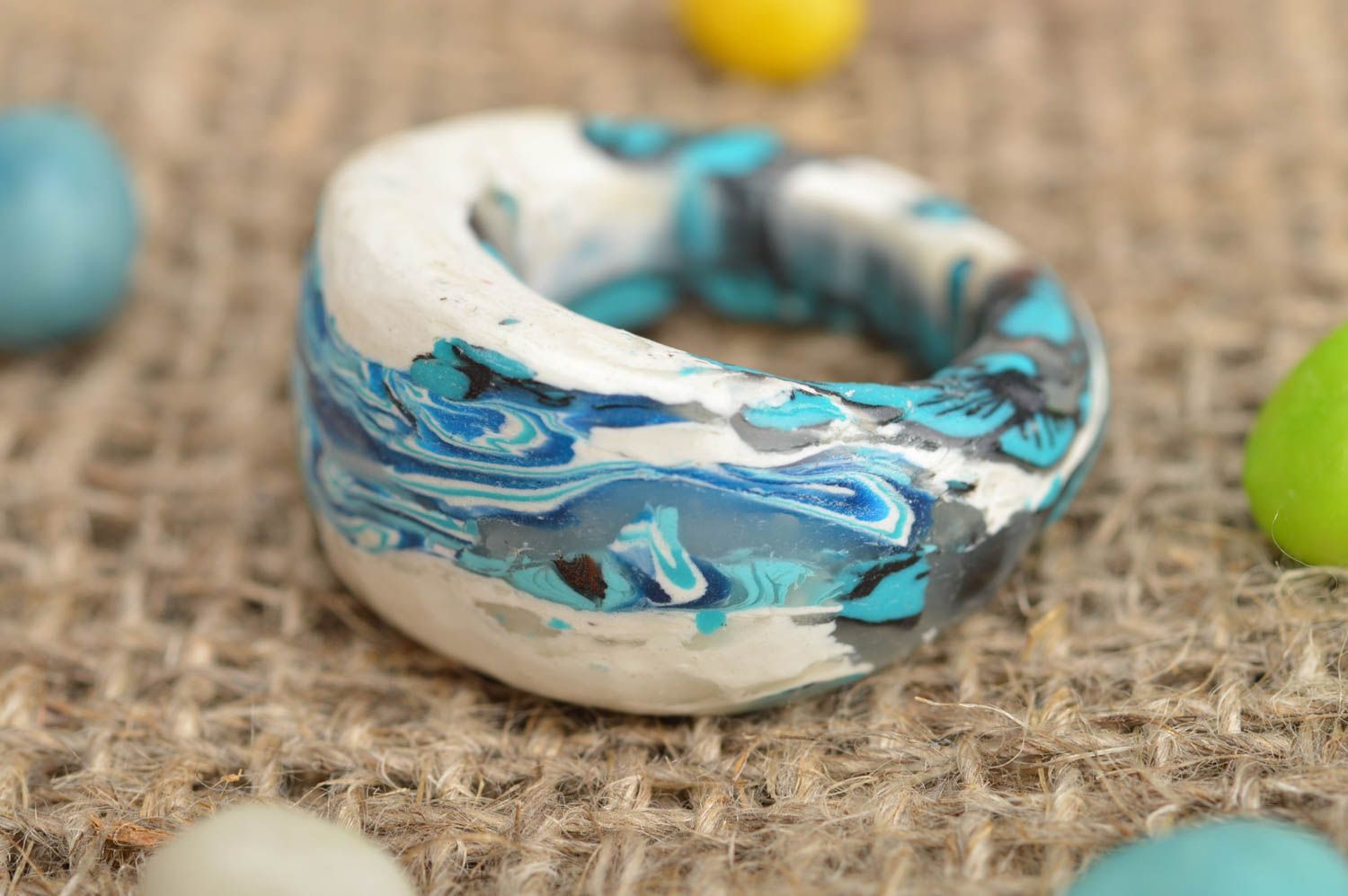 Massiver origineller handgemachter Ring aus Polymerton in Weiß und Blau für Dame foto 1