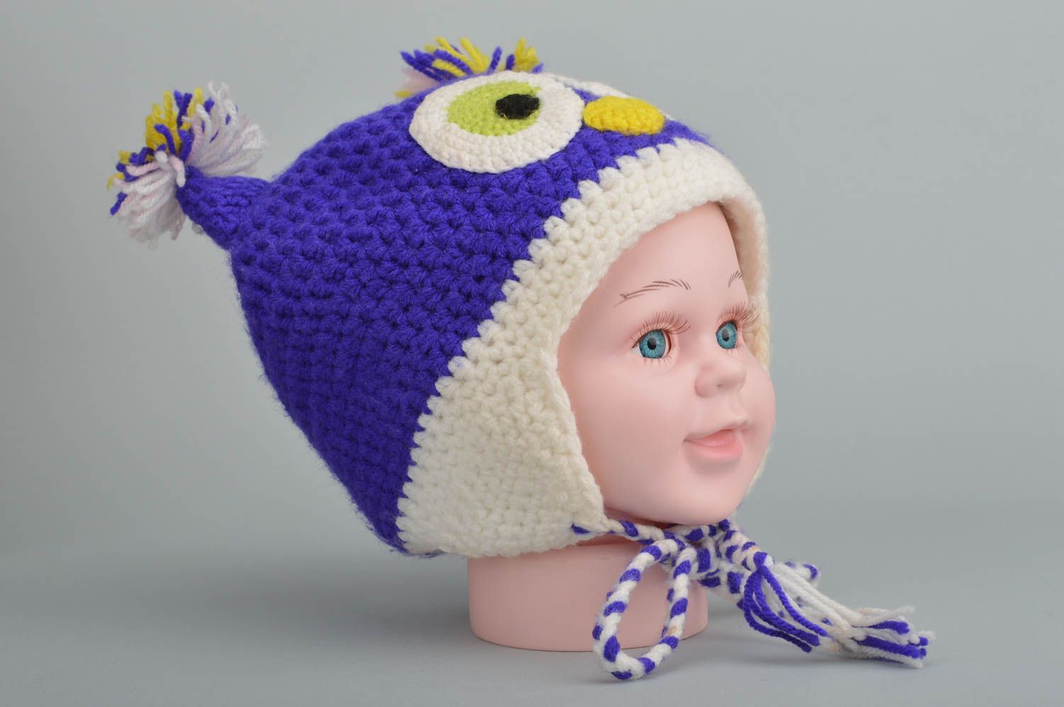 Яркая смешная шапка в виде совы связанная из натуральных нитей для ребенка фото 5