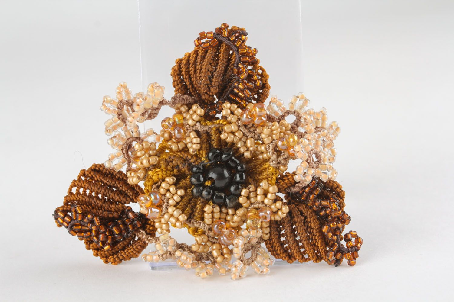 Broche artesanal em técnica macramê em forma de uma flor foto 2