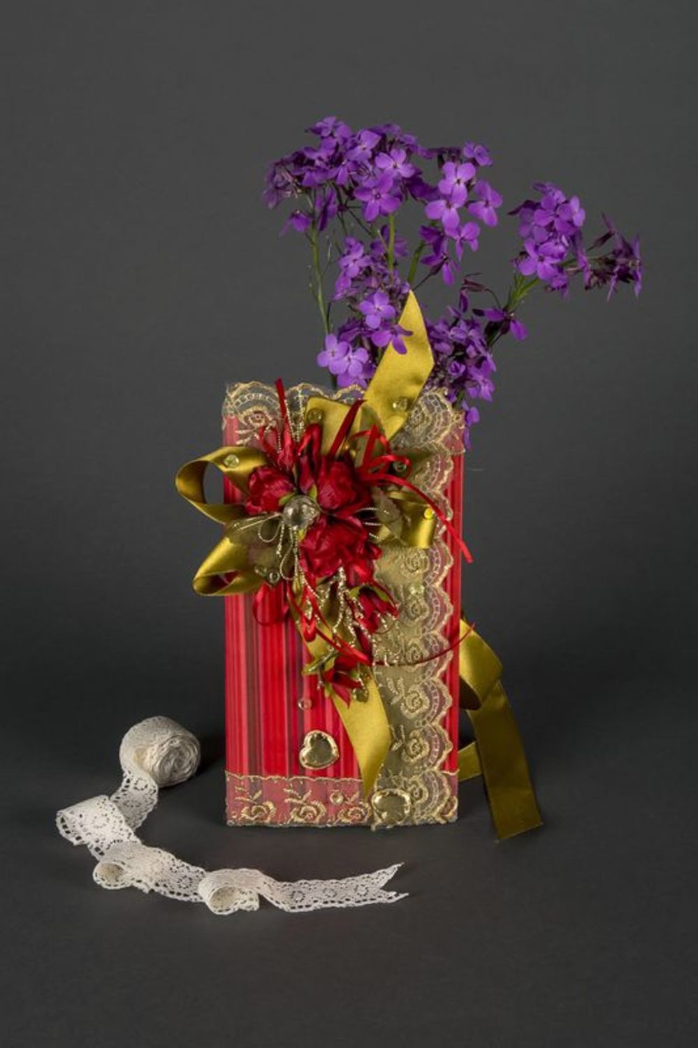 Enveloppe cadeau rouge avec fleur pour argent  photo 1
