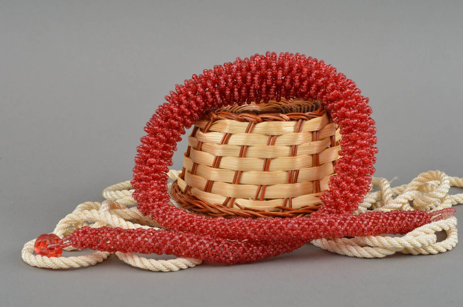 Красный жгут из бисера ожерелье ручной работы красивое оригинальное массивное фото 1