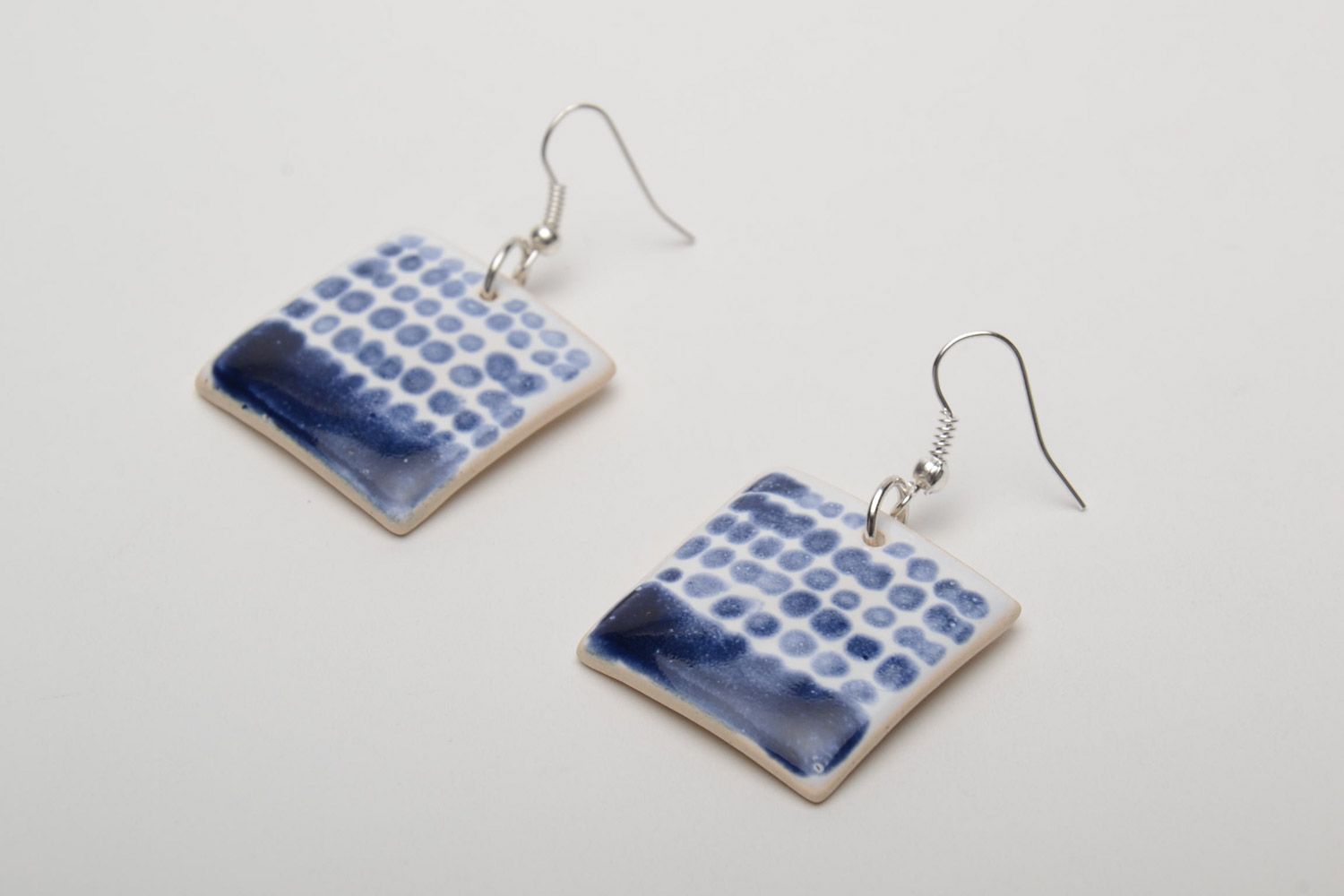 Синие квадратные серьги с подвесками из белой глины ручной работы нарядные  фото 3