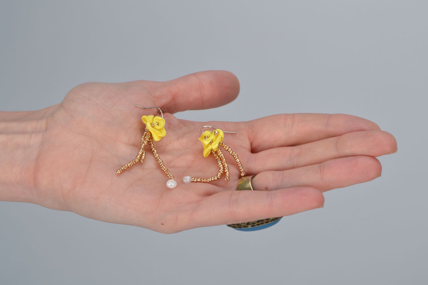Lange Ohrringe aus Rocailles und Stoff Gelbe Rosen foto 2