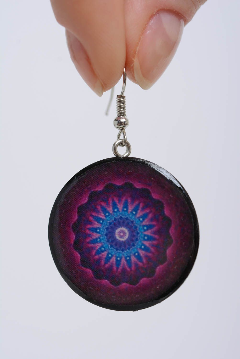 Violette runde Ohrringe aus Polymer Ton handmade im ethnischen Stil schön foto 4